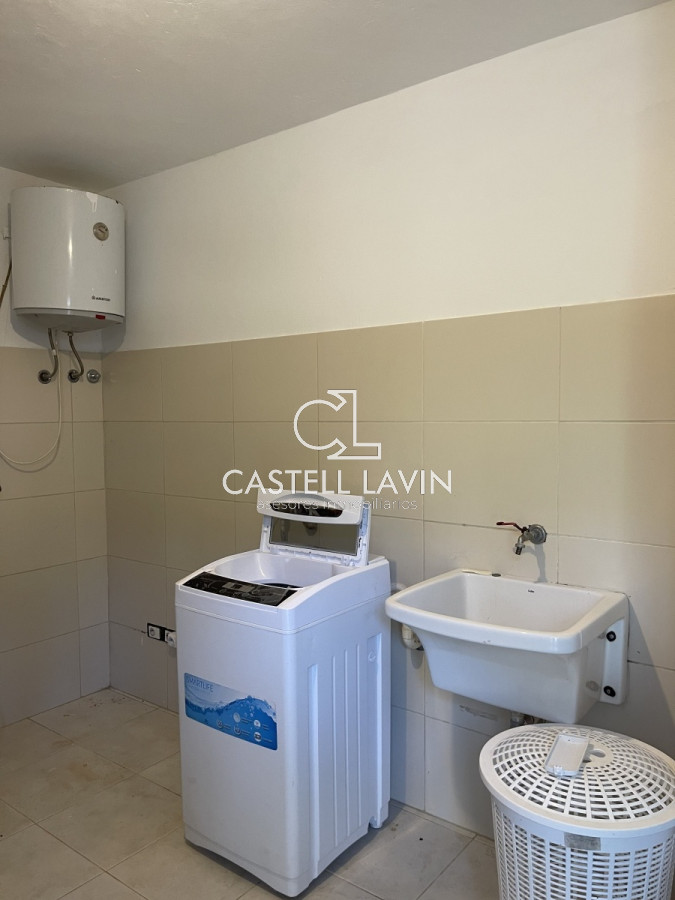 Casa ID.1095 - Alquiler Anual de sólida y amplia casa de 5dormitorios más dependencia de servicio y piscina, Lugano, Punta del Este