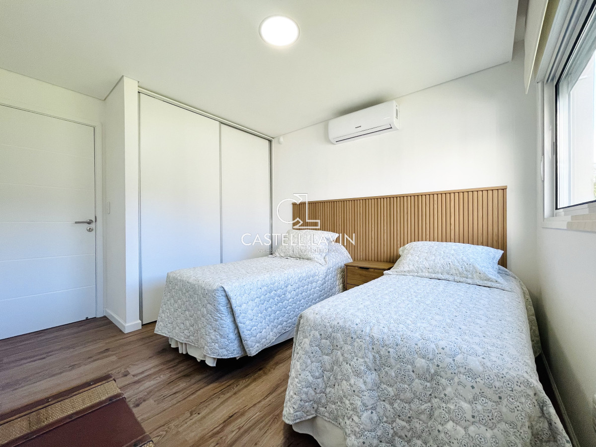 Casa ID.174 - Alquiler Temporal Moderna Casa de 4 Dormitorios, Piscina Climatizada y Parrillero en Punta Ballena, Barrio Semi Privado