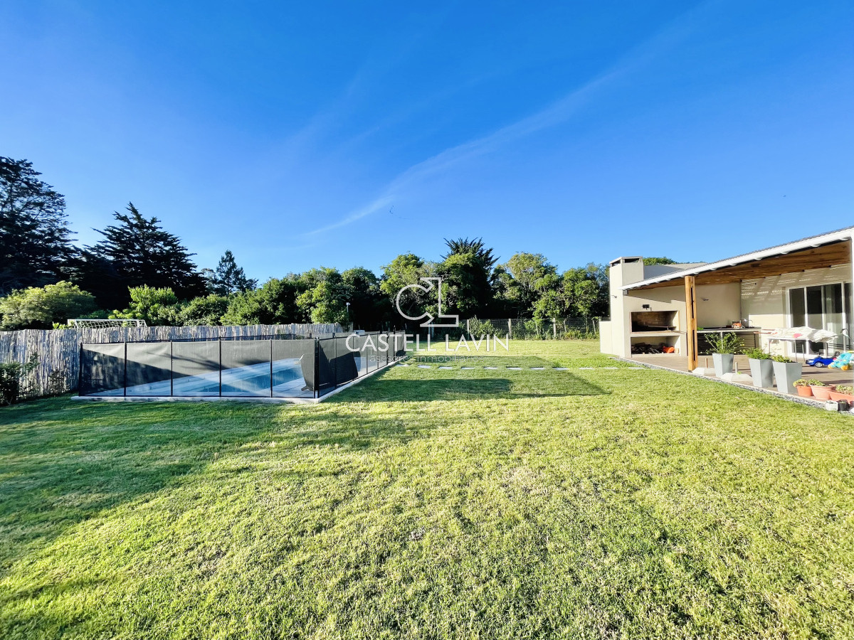Casa ID.174 - Alquiler Temporal Moderna Casa de 4 Dormitorios, Piscina Climatizada y Parrillero en Punta Ballena, Barrio Semi Privado