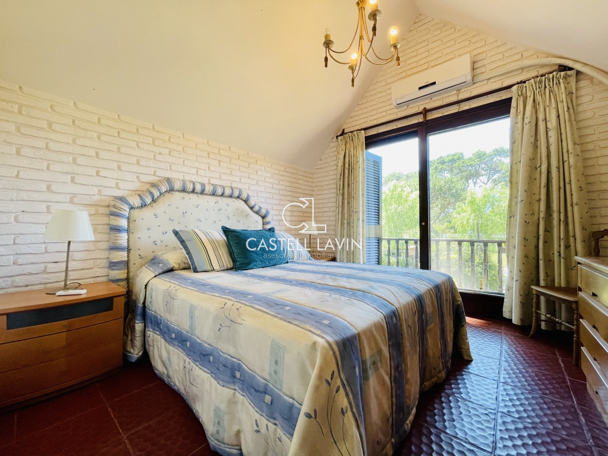 Casa ID.1095 - Alquiler Anual de sólida y amplia casa de 5dormitorios más dependencia de servicio y piscina, Lugano, Punta del Este