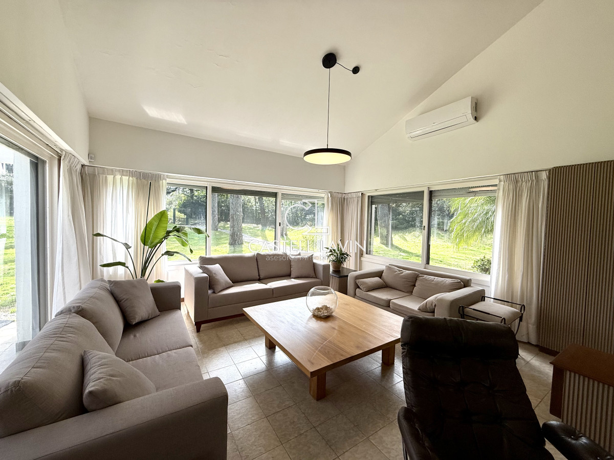 Casa ID.726 - Alquiler Temporal Casa  4 Dormitorios suites más dependencia en 4500 m2 piscina y parrillero  San Rafael Punta del Este