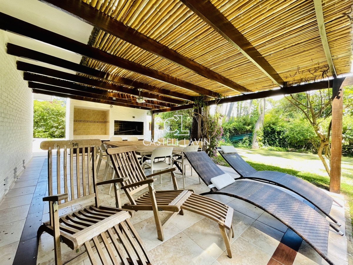 Casa ID.1095 - Alquiler Anual de sólida y amplia casa de 5dormitorios más dependencia de servicio y piscina, Lugano, Punta del Este