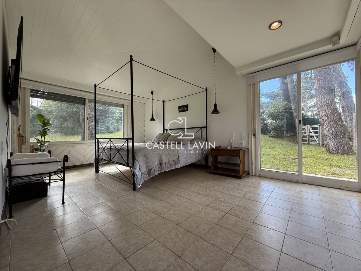 Casa ID.726 - Alquiler Temporal Casa  4 Dormitorios suites más dependencia en 4500 m2 piscina y parrillero  San Rafael Punta del Este