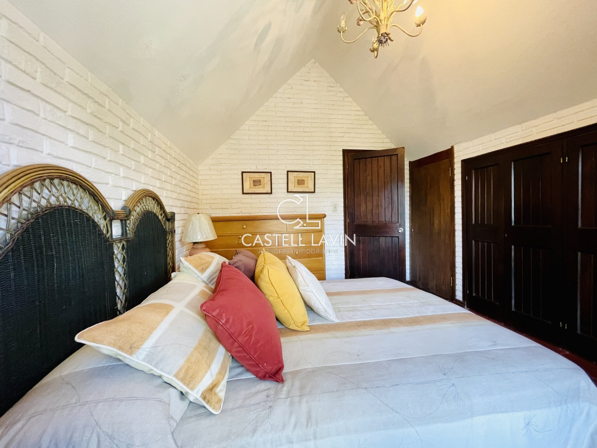 Casa ID.1095 - Alquiler Anual de sólida y amplia casa de 5dormitorios más dependencia de servicio y piscina, Lugano, Punta del Este