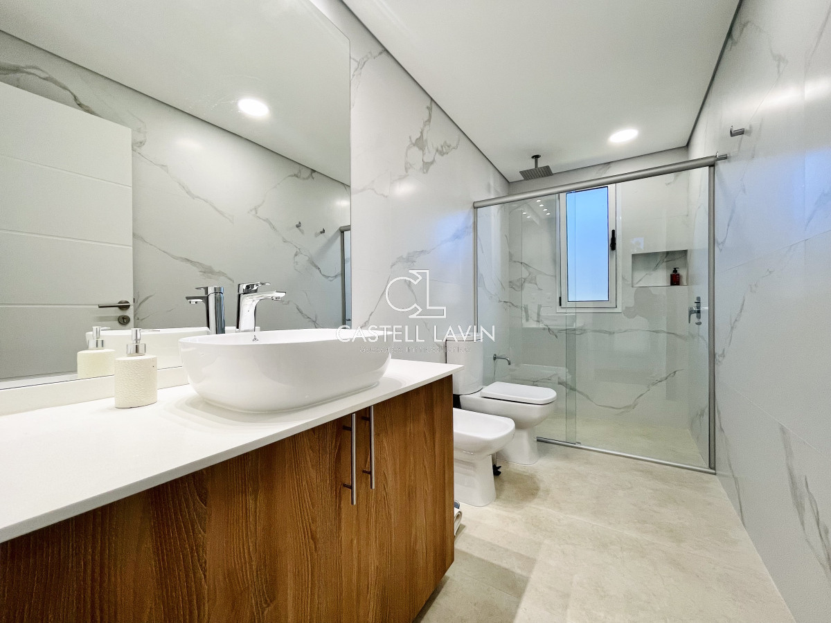 Casa ID.174 - Alquiler Temporal Moderna Casa de 4 Dormitorios, Piscina Climatizada y Parrillero en Punta Ballena, Barrio Semi Privado