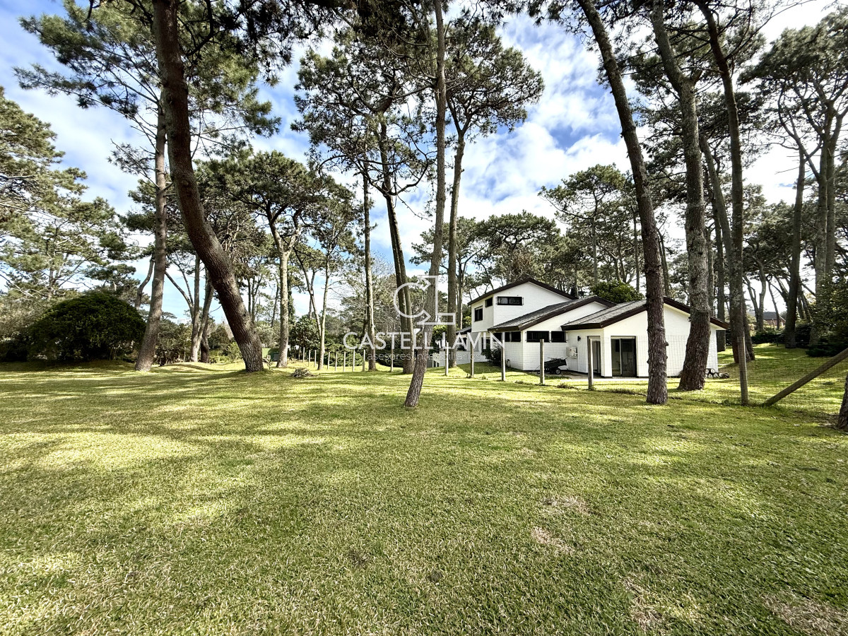 Casa ID.726 - Alquiler Temporal Casa  4 Dormitorios suites más dependencia en 4500 m2 piscina y parrillero  San Rafael Punta del Este