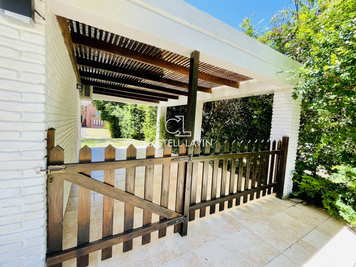 Casa ID.1095 - Alquiler Anual de sólida y amplia casa de 5dormitorios más dependencia de servicio y piscina, Lugano, Punta del Este