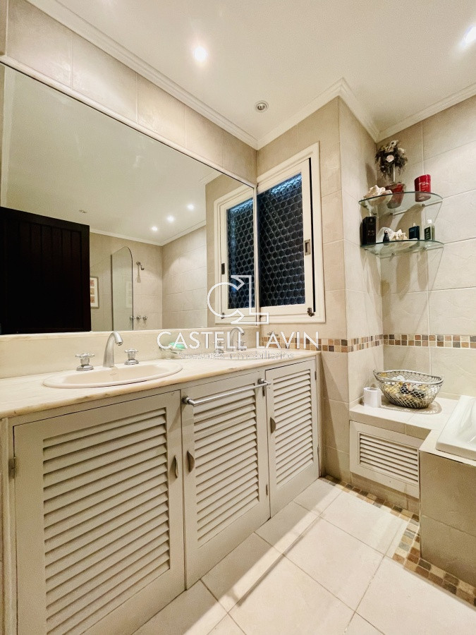 Casa ID.1095 - Alquiler Anual de sólida y amplia casa de 5dormitorios más dependencia de servicio y piscina, Lugano, Punta del Este