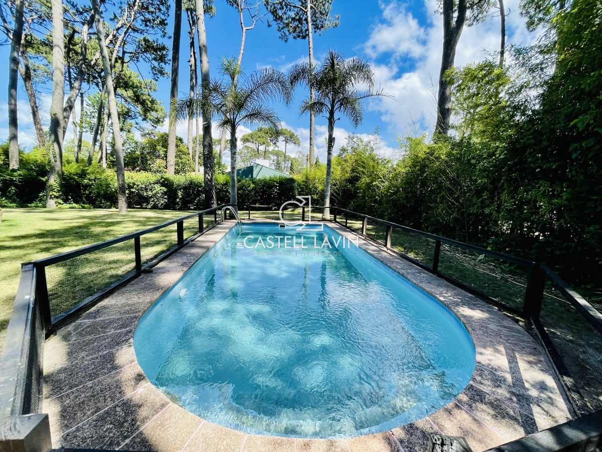 Casa ID.1095 - Alquiler Anual de sólida y amplia casa de 5dormitorios más dependencia de servicio y piscina, Lugano, Punta del Este