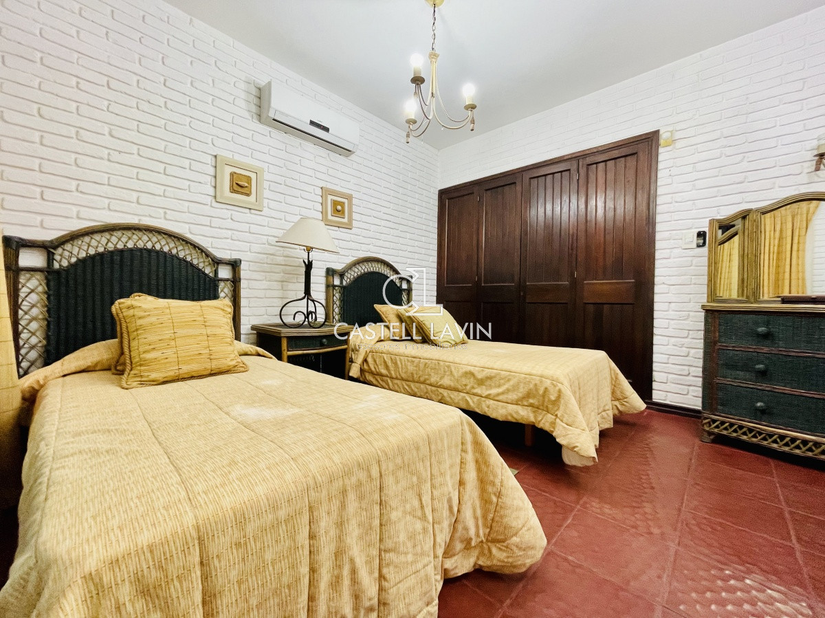 Casa ID.1095 - Alquiler Anual de sólida y amplia casa de 5dormitorios más dependencia de servicio y piscina, Lugano, Punta del Este
