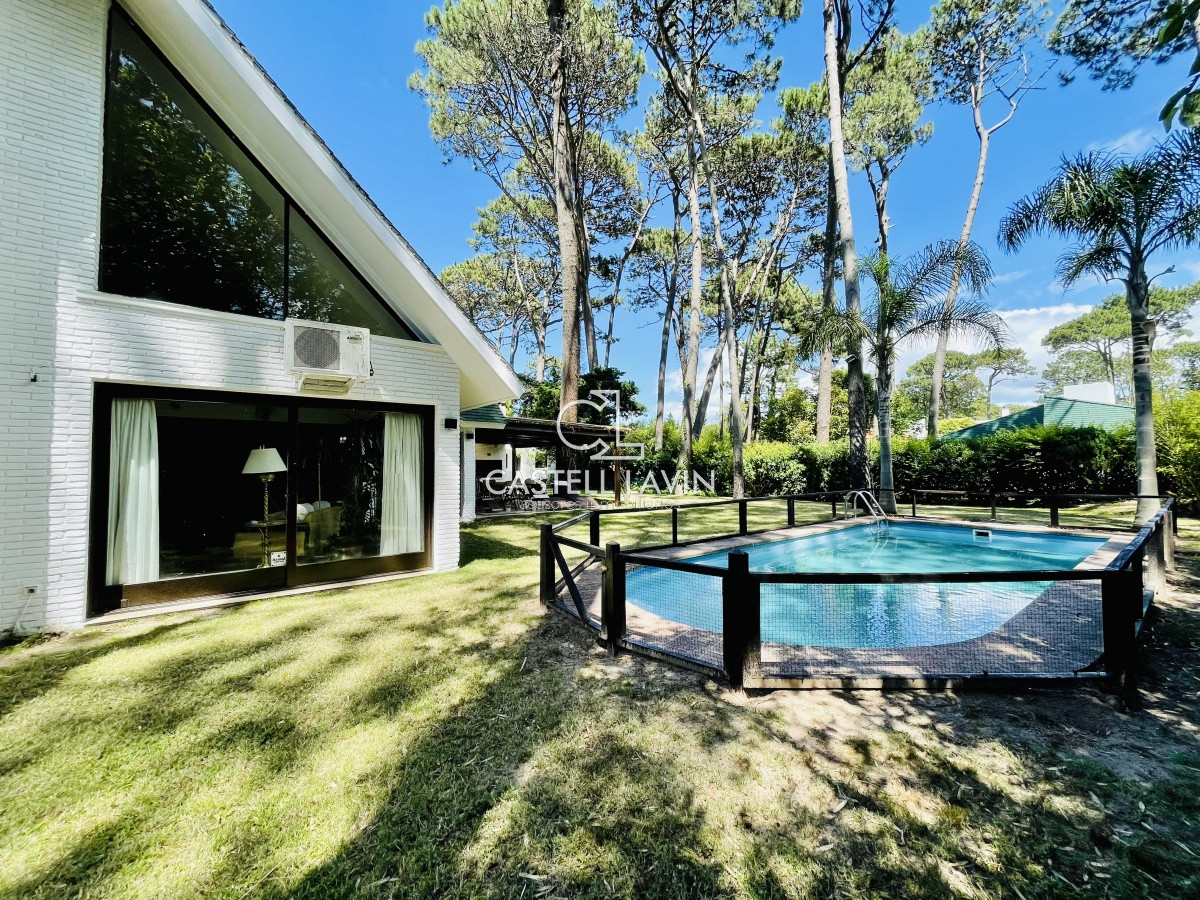 Casa ID.1095 - Alquiler Anual de sólida y amplia casa de 5dormitorios más dependencia de servicio y piscina, Lugano, Punta del Este