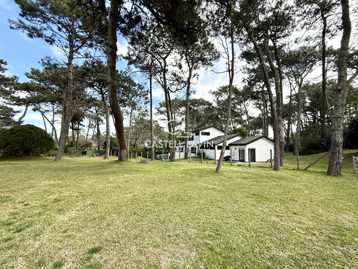 Casa ID.726 - Alquiler Temporal Casa  4 Dormitorios suites más dependencia en 4500 m2 piscina y parrillero  San Rafael Punta del Este