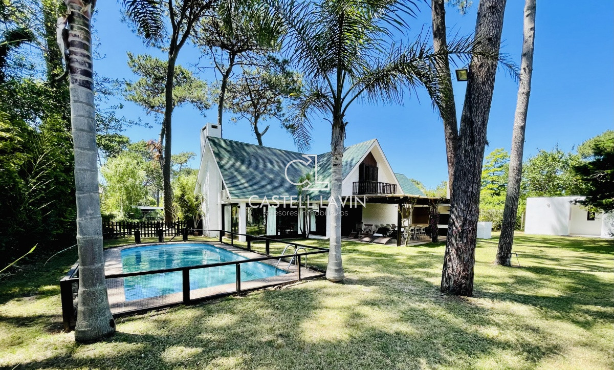 Casa ID.1095 - Alquiler Anual de sólida y amplia casa de 5dormitorios más dependencia de servicio y piscina, Lugano, Punta del Este