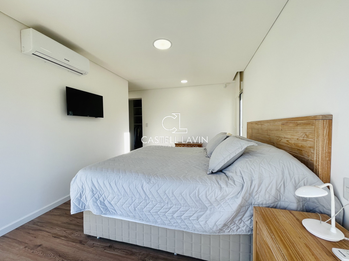 Casa ID.174 - Alquiler Temporal Moderna Casa de 4 Dormitorios, Piscina Climatizada y Parrillero en Punta Ballena, Barrio Semi Privado