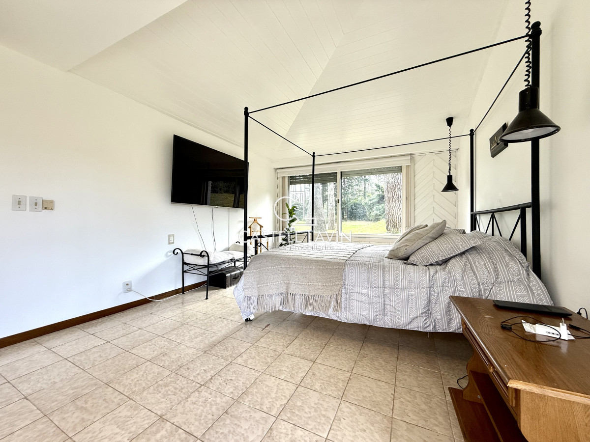Casa ID.726 - Alquiler Temporal Casa  4 Dormitorios suites más dependencia en 4500 m2 piscina y parrillero  San Rafael Punta del Este