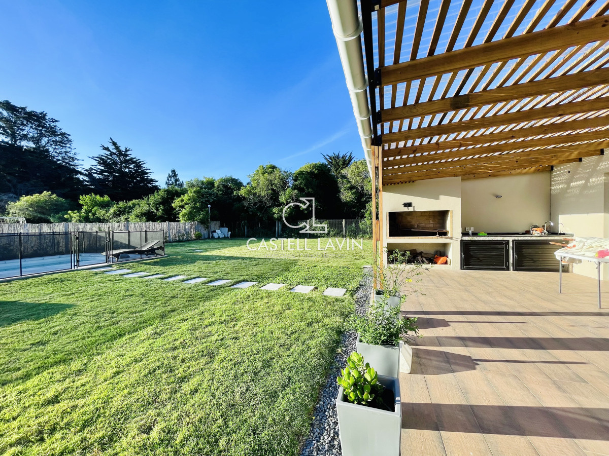 Casa ID.174 - Alquiler Temporal Moderna Casa de 4 Dormitorios, Piscina Climatizada y Parrillero en Punta Ballena, Barrio Semi Privado