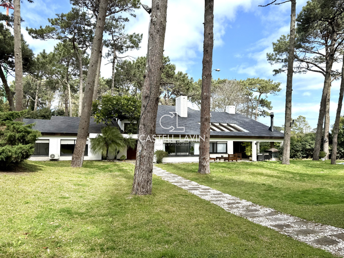 Casa ID.726 - Alquiler Temporal Casa  4 Dormitorios suites más dependencia en 4500 m2 piscina y parrillero  San Rafael Punta del Este