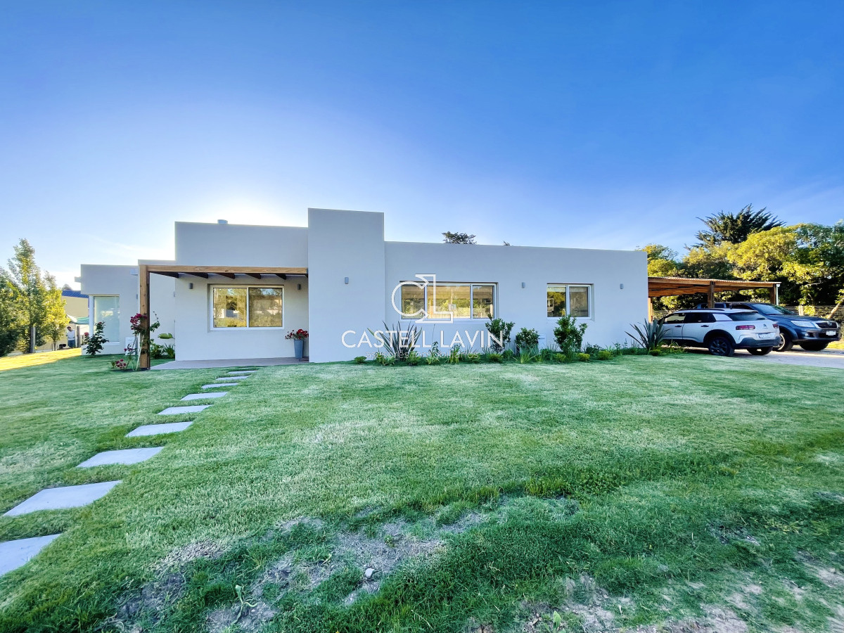 Casa ID.174 - Alquiler Temporal Moderna Casa de 4 Dormitorios, Piscina Climatizada y Parrillero en Punta Ballena, Barrio Semi Privado