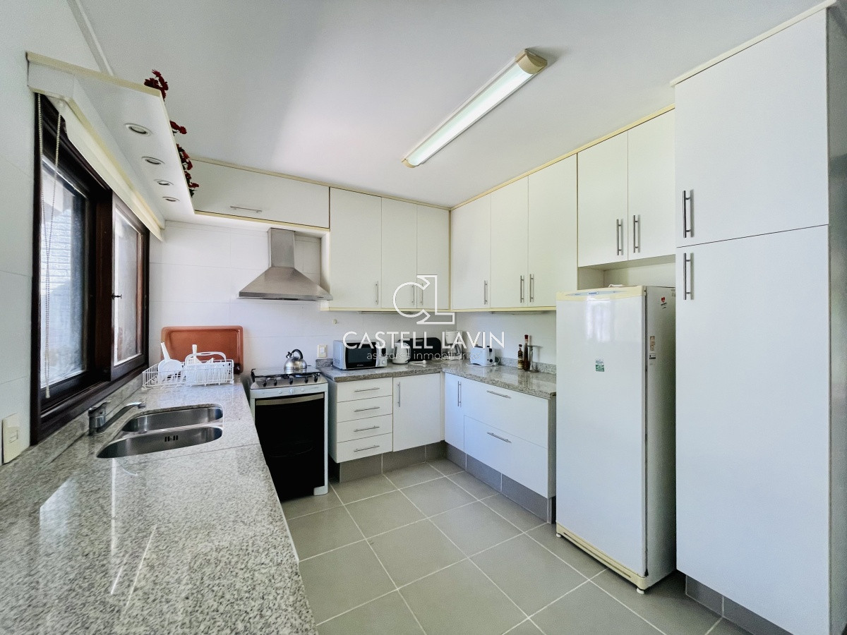 Casa ID.1095 - Alquiler Anual de sólida y amplia casa de 5dormitorios más dependencia de servicio y piscina, Lugano, Punta del Este