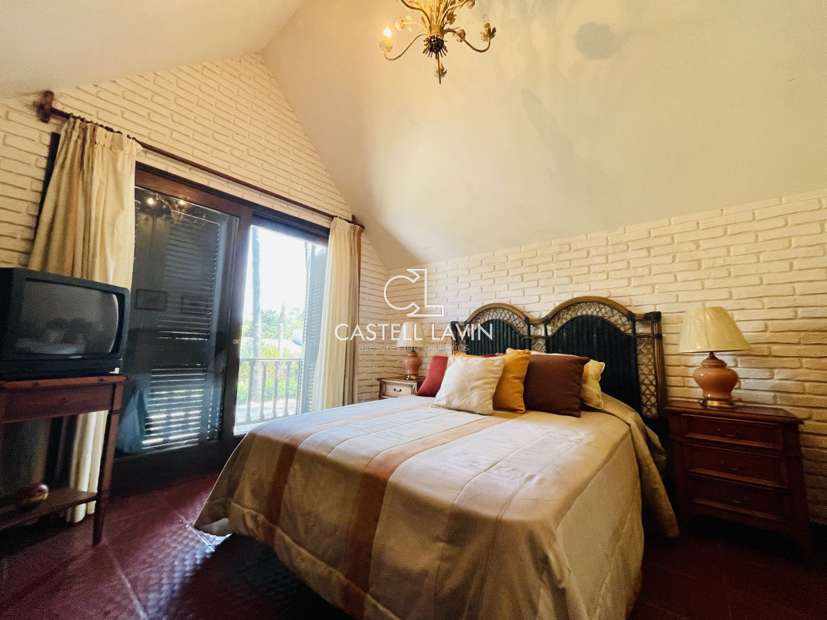 Casa ID.1095 - Alquiler Anual de sólida y amplia casa de 5dormitorios más dependencia de servicio y piscina, Lugano, Punta del Este