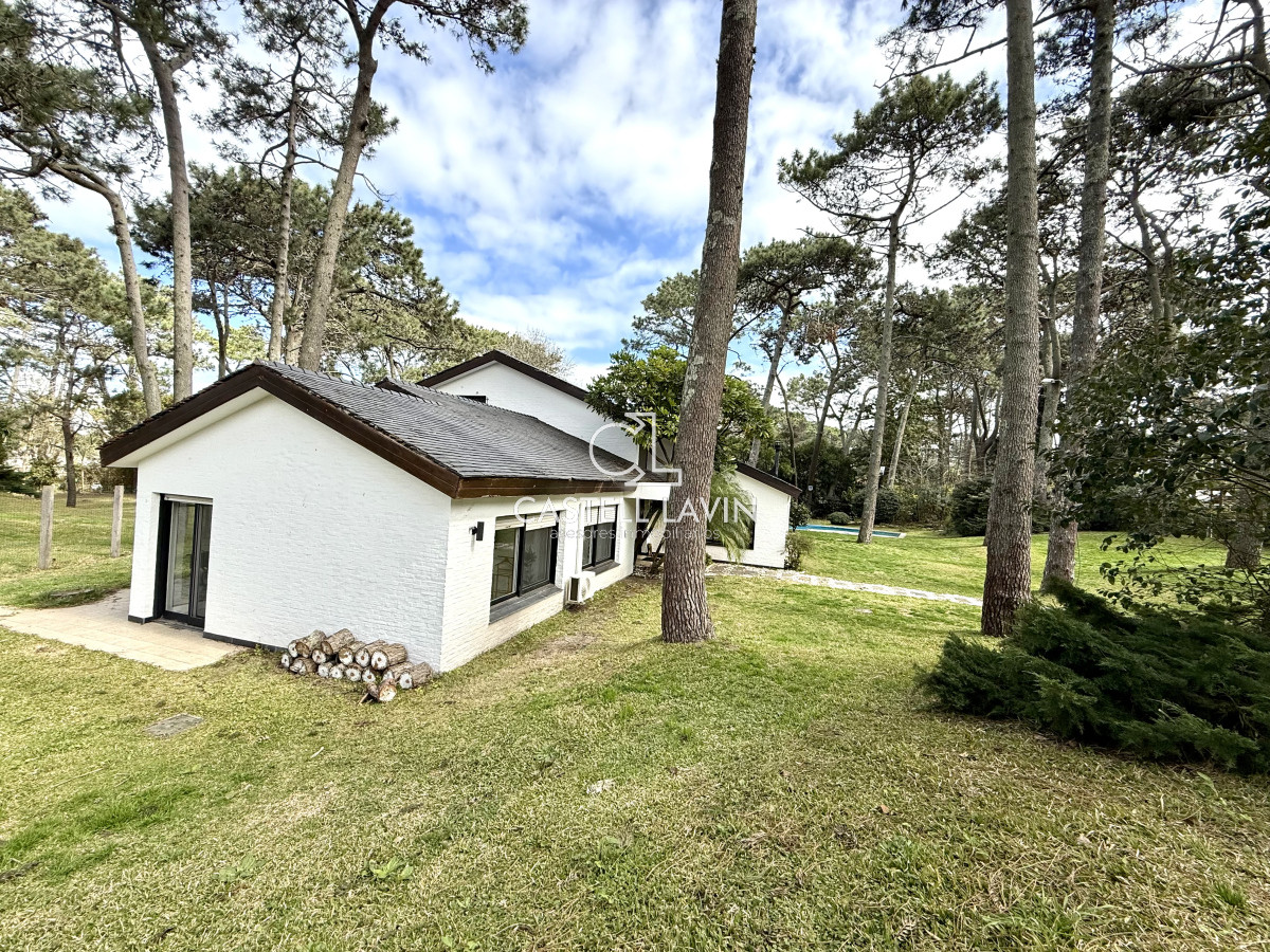Casa ID.726 - Alquiler Temporal Casa  4 Dormitorios suites más dependencia en 4500 m2 piscina y parrillero  San Rafael Punta del Este