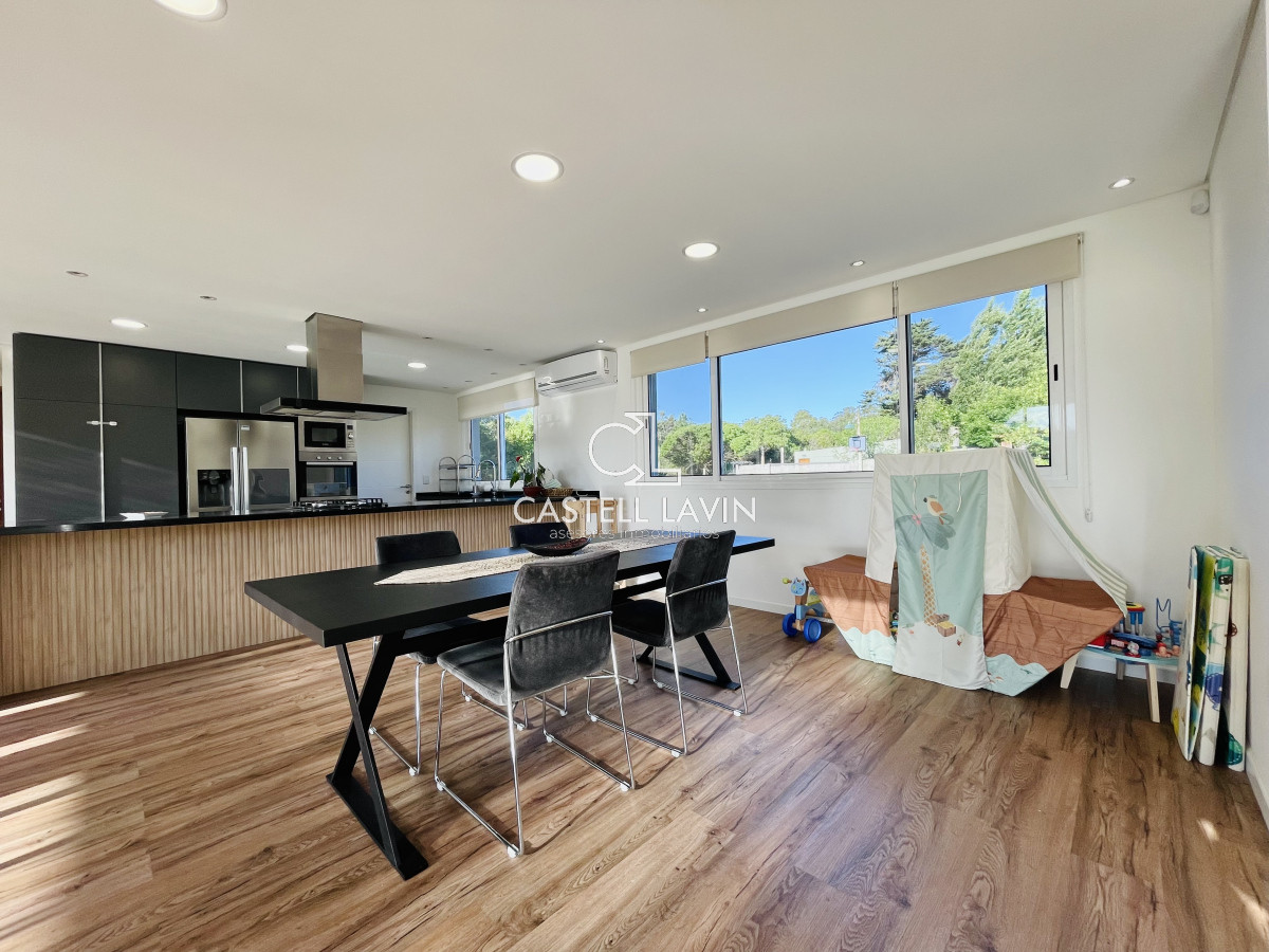 Casa ID.174 - Alquiler Temporal Moderna Casa de 4 Dormitorios, Piscina Climatizada y Parrillero en Punta Ballena, Barrio Semi Privado