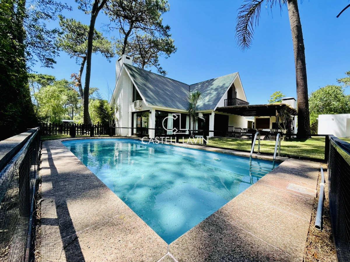 Casa ID.1095 - Alquiler Anual de sólida y amplia casa de 5dormitorios más dependencia de servicio y piscina, Lugano, Punta del Este