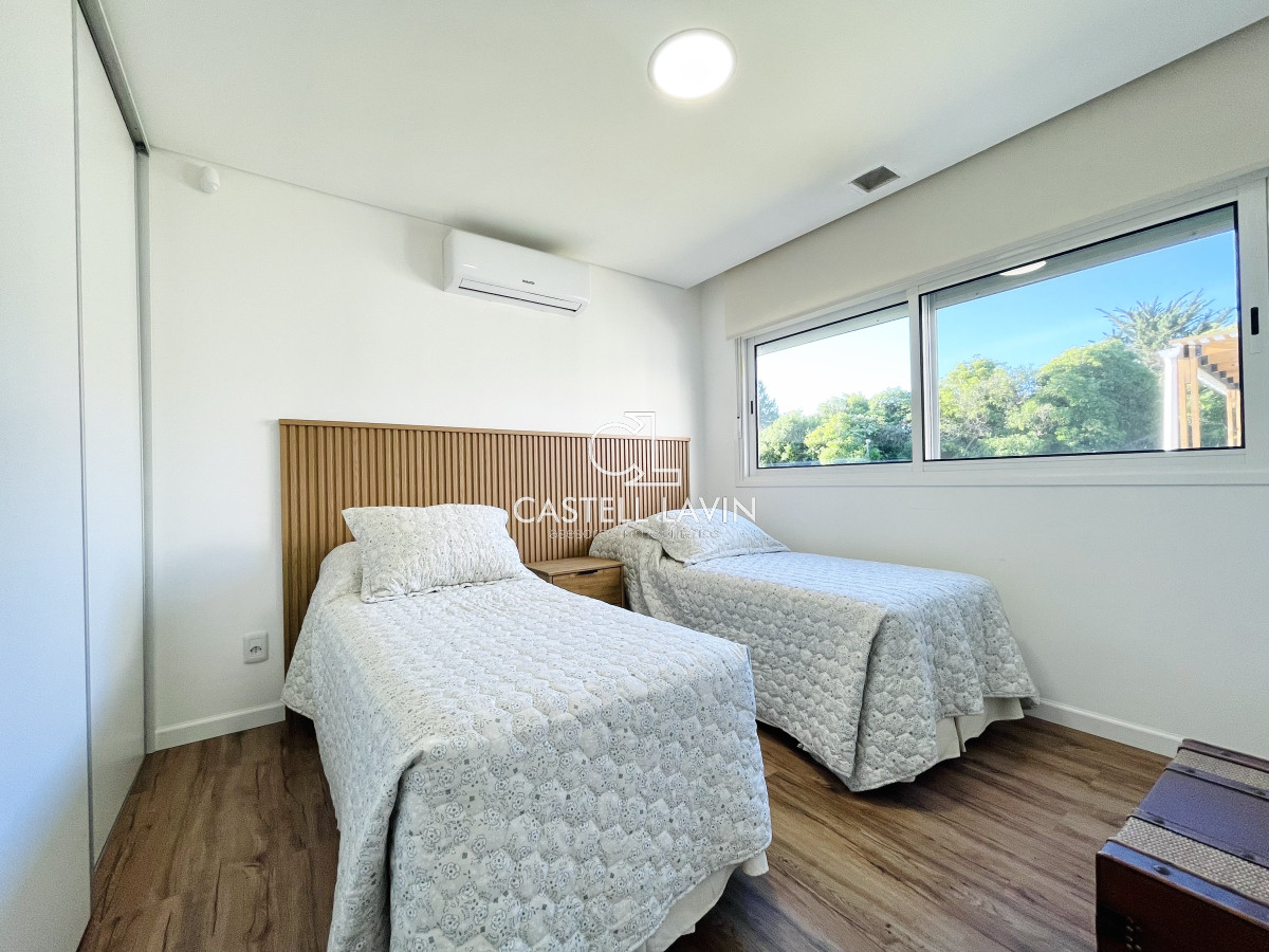 Casa ID.174 - Alquiler Temporal Moderna Casa de 4 Dormitorios, Piscina Climatizada y Parrillero en Punta Ballena, Barrio Semi Privado