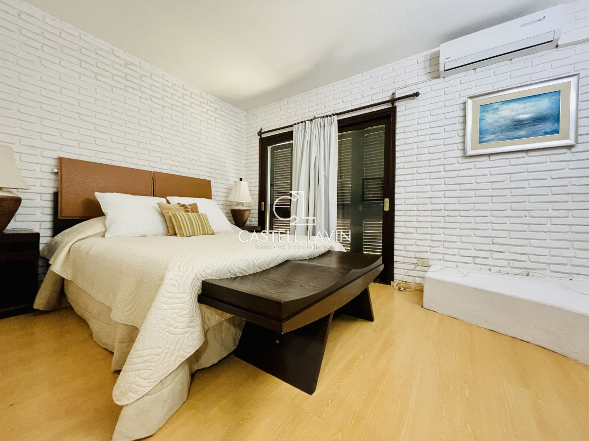 Casa ID.1095 - Alquiler Anual de sólida y amplia casa de 5dormitorios más dependencia de servicio y piscina, Lugano, Punta del Este