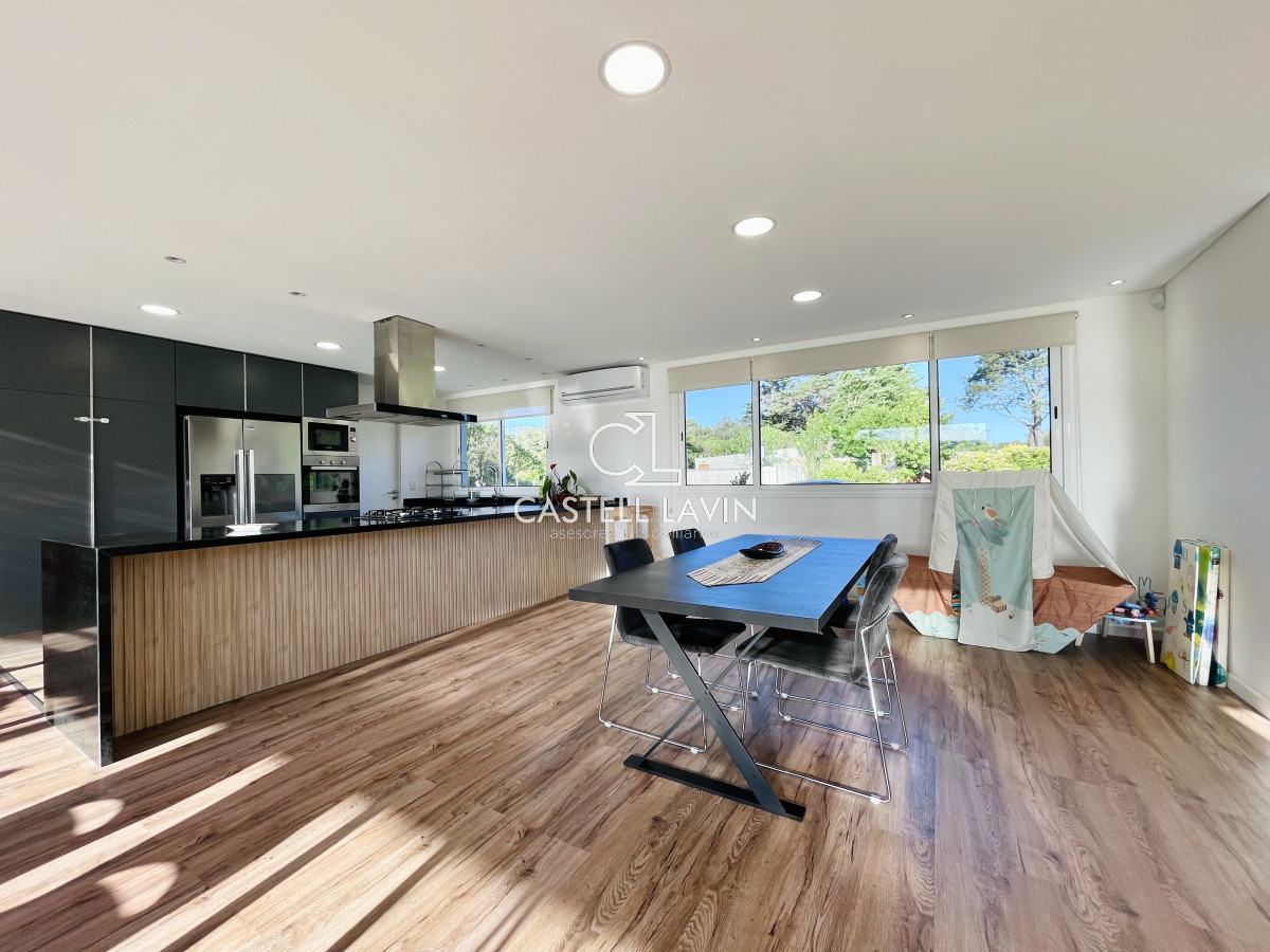 Casa ID.174 - Alquiler Temporal Moderna Casa de 4 Dormitorios, Piscina Climatizada y Parrillero en Punta Ballena, Barrio Semi Privado
