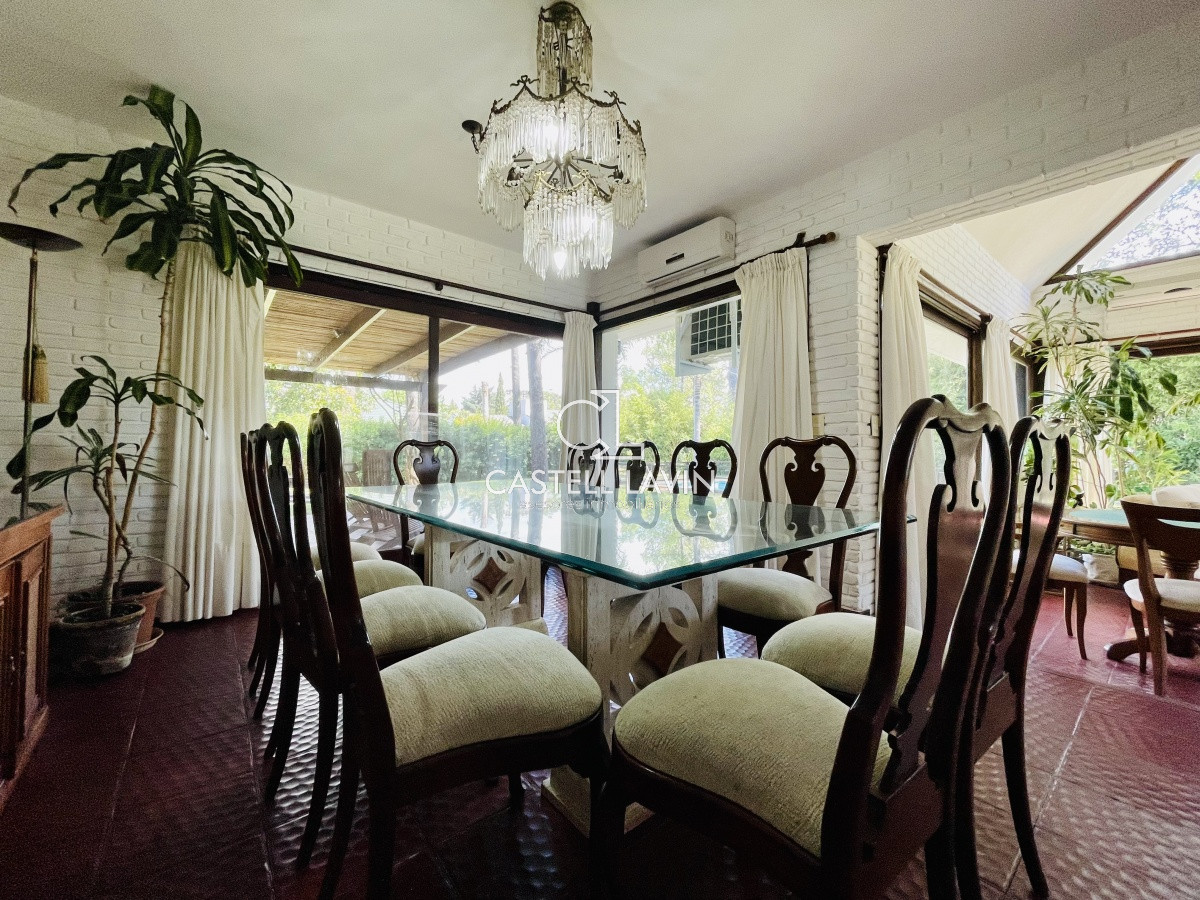 Casa ID.1095 - Alquiler Anual de sólida y amplia casa de 5dormitorios más dependencia de servicio y piscina, Lugano, Punta del Este
