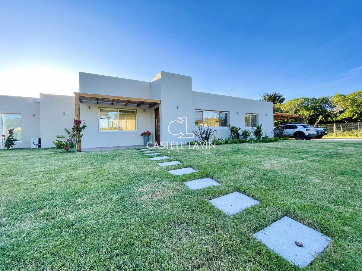 Casa ID.174 - Alquiler Temporal Moderna Casa de 4 Dormitorios, Piscina Climatizada y Parrillero en Punta Ballena, Barrio Semi Privado