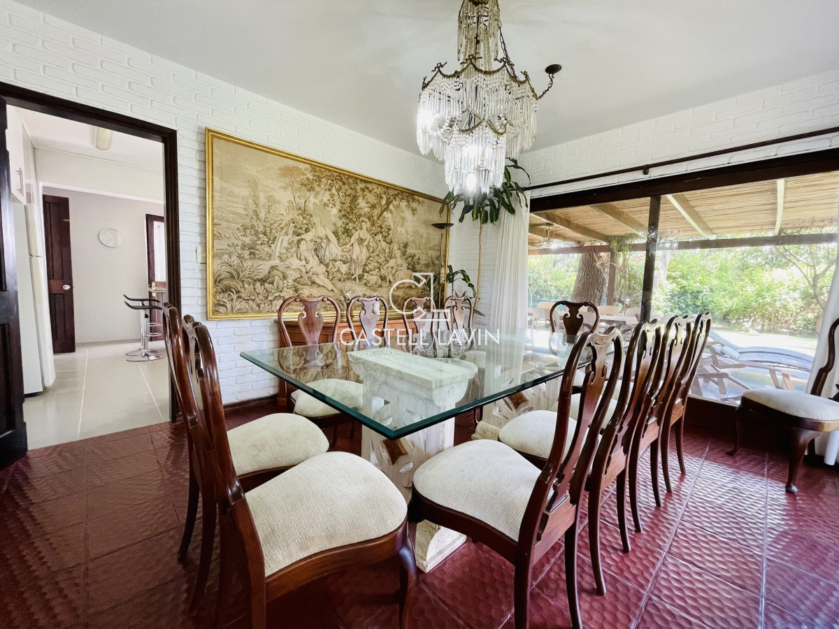 Casa ID.1095 - Alquiler Anual de sólida y amplia casa de 5dormitorios más dependencia de servicio y piscina, Lugano, Punta del Este