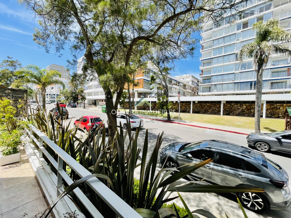 Apartamento ID.8959 - Alquiler temporario de apartamento de dos dormitorios con dos baños en Península a pasos del Puerto, Punta del Este