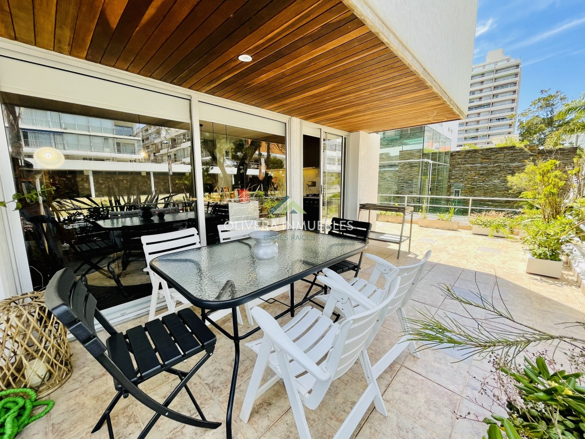 Apartamento ID.8959 - Alquiler temporario de apartamento de dos dormitorios con dos baños en Península a pasos del Puerto, Punta del Este