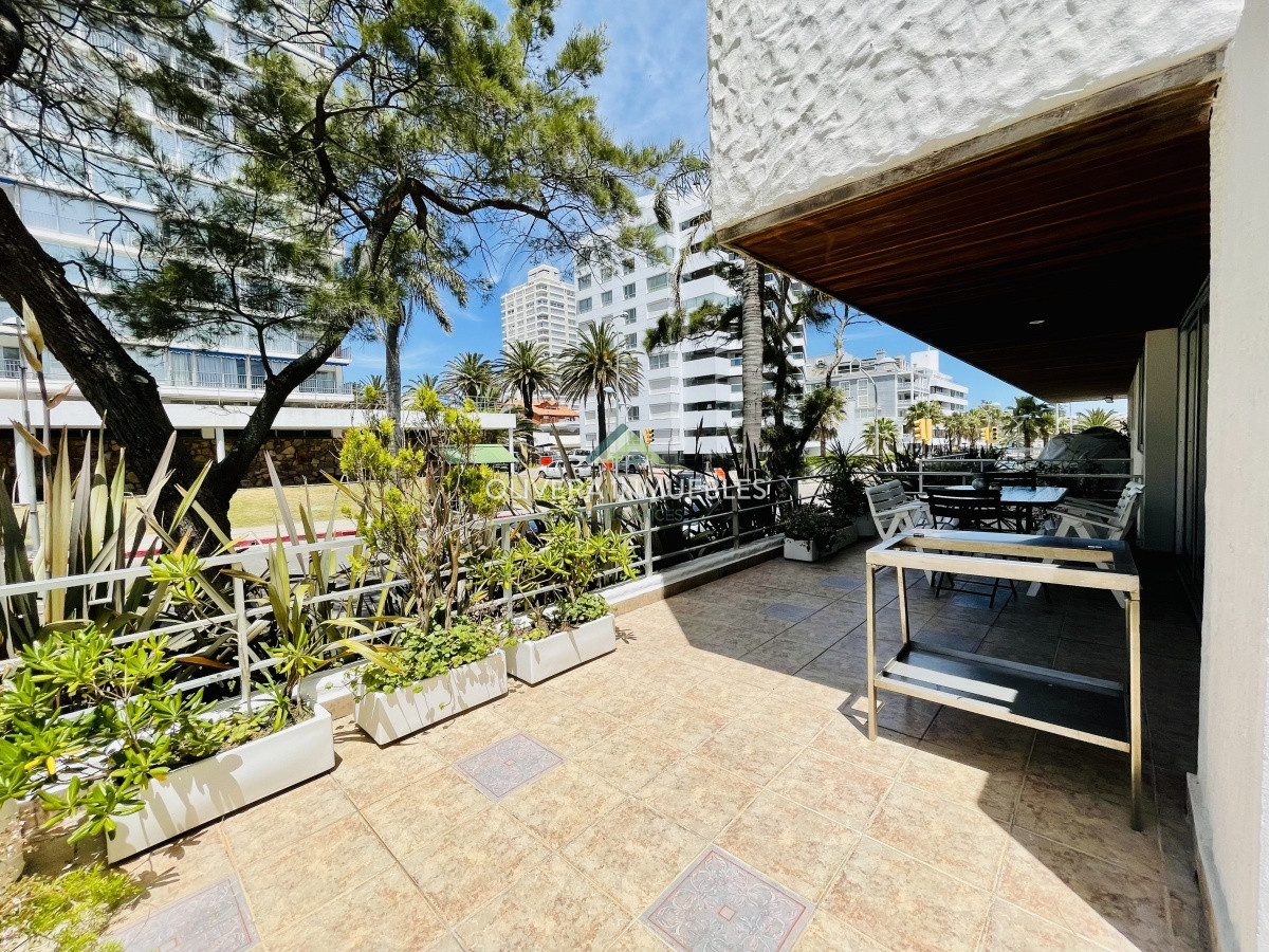 Apartamento ID.8959 - Alquiler temporario de apartamento de dos dormitorios con dos baños en Península a pasos del Puerto, Punta del Este