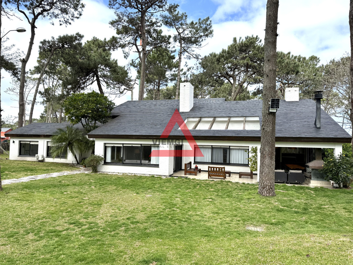 Casa ID.185 - Casa en alquiler de temporada con 4 suites más dependencia en 4500 m2 piscina y parrillero 