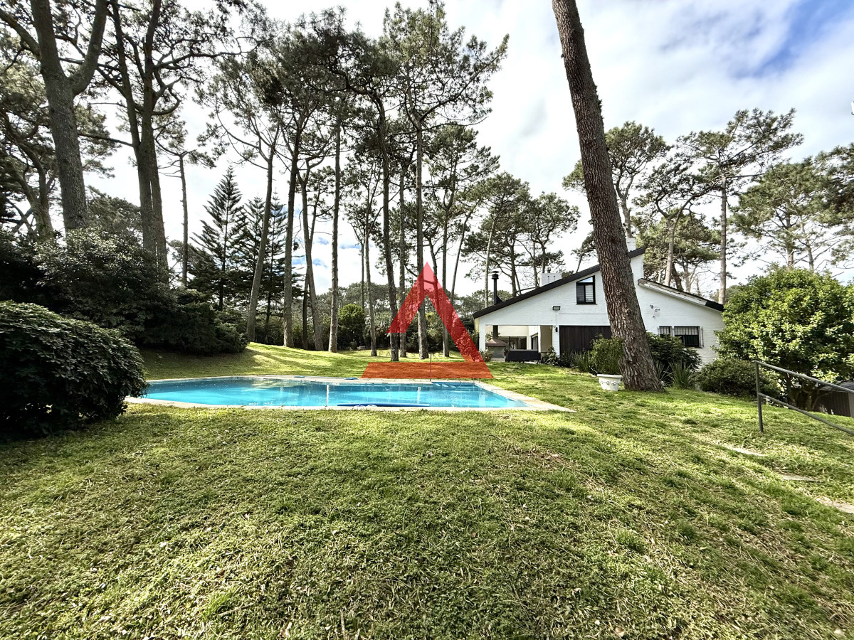 Casa ID.185 - Casa en alquiler de temporada con 4 suites más dependencia en 4500 m2 piscina y parrillero 