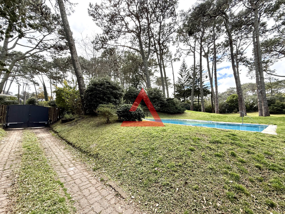 Casa ID.185 - Casa en alquiler de temporada con 4 suites más dependencia en 4500 m2 piscina y parrillero 