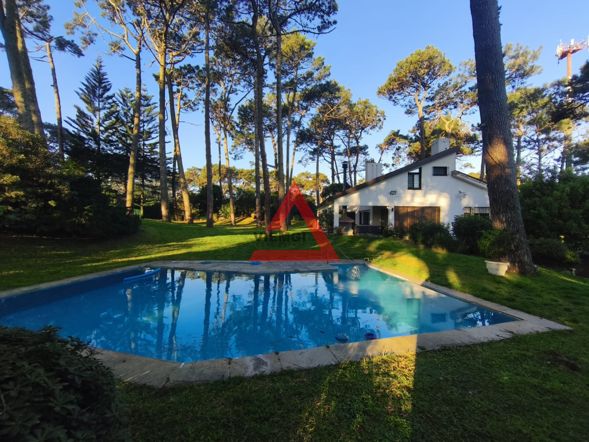 Casa ID.185 - Casa en alquiler de temporada con 4 suites más dependencia en 4500 m2 piscina y parrillero 