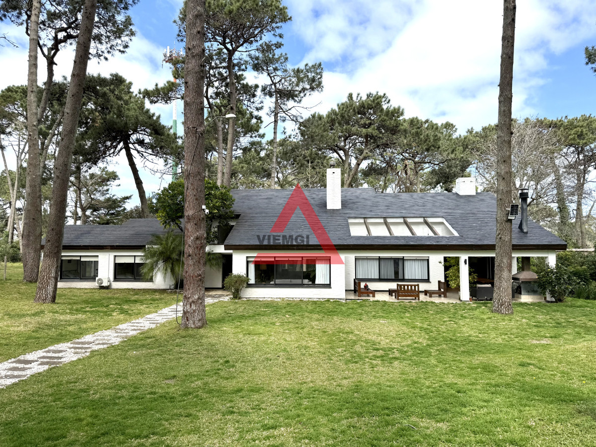 Casa ID.185 - Casa en alquiler de temporada con 4 suites más dependencia en 4500 m2 piscina y parrillero 