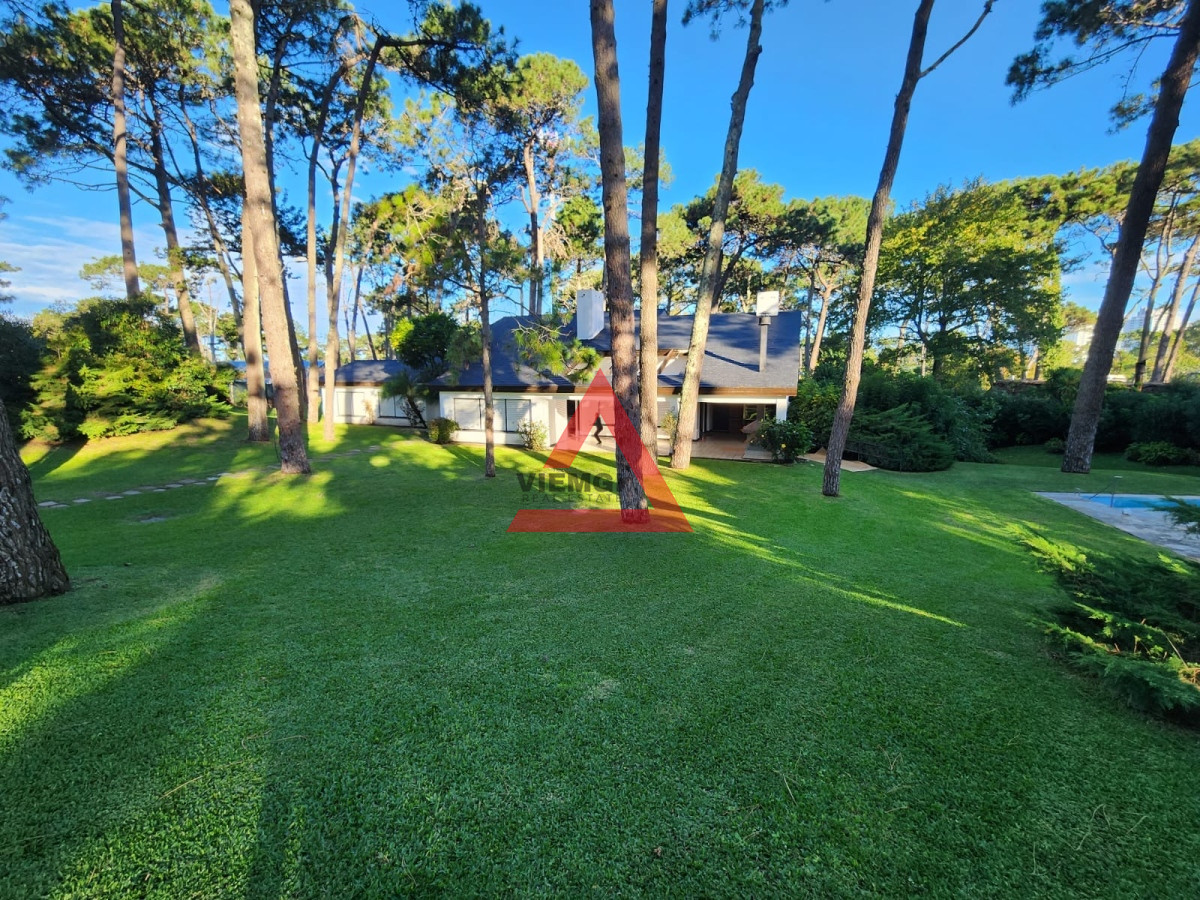 Casa ID.185 - Casa en alquiler de temporada con 4 suites más dependencia en 4500 m2 piscina y parrillero 