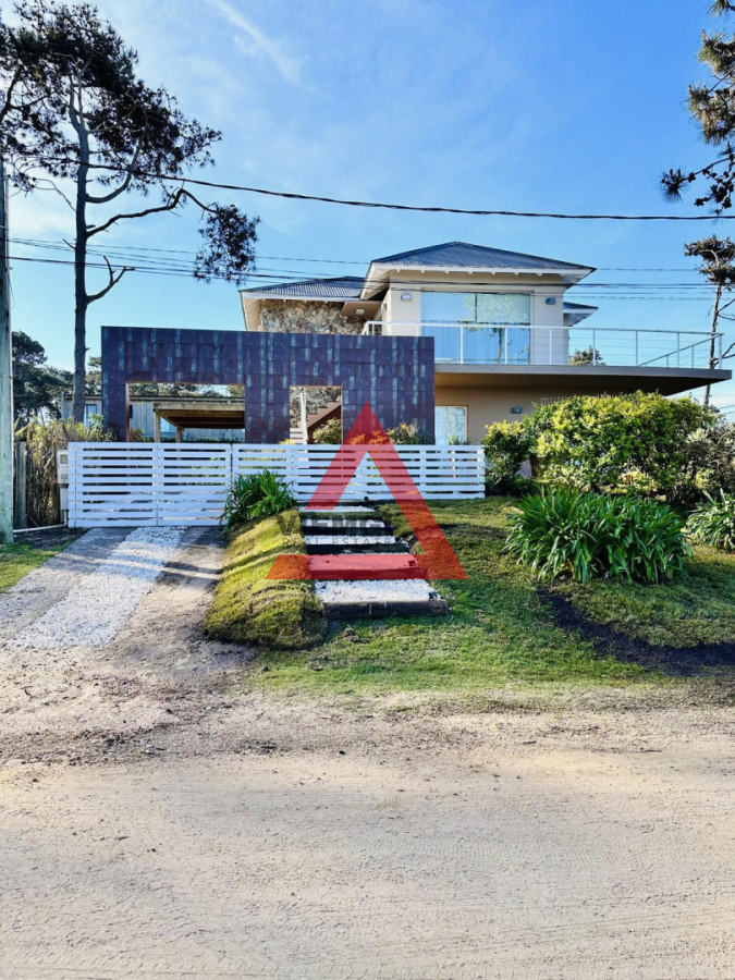 Casa ID.25 - Excelente Casa de 6 Dormitorios y Piscina en Montoya, La Barra