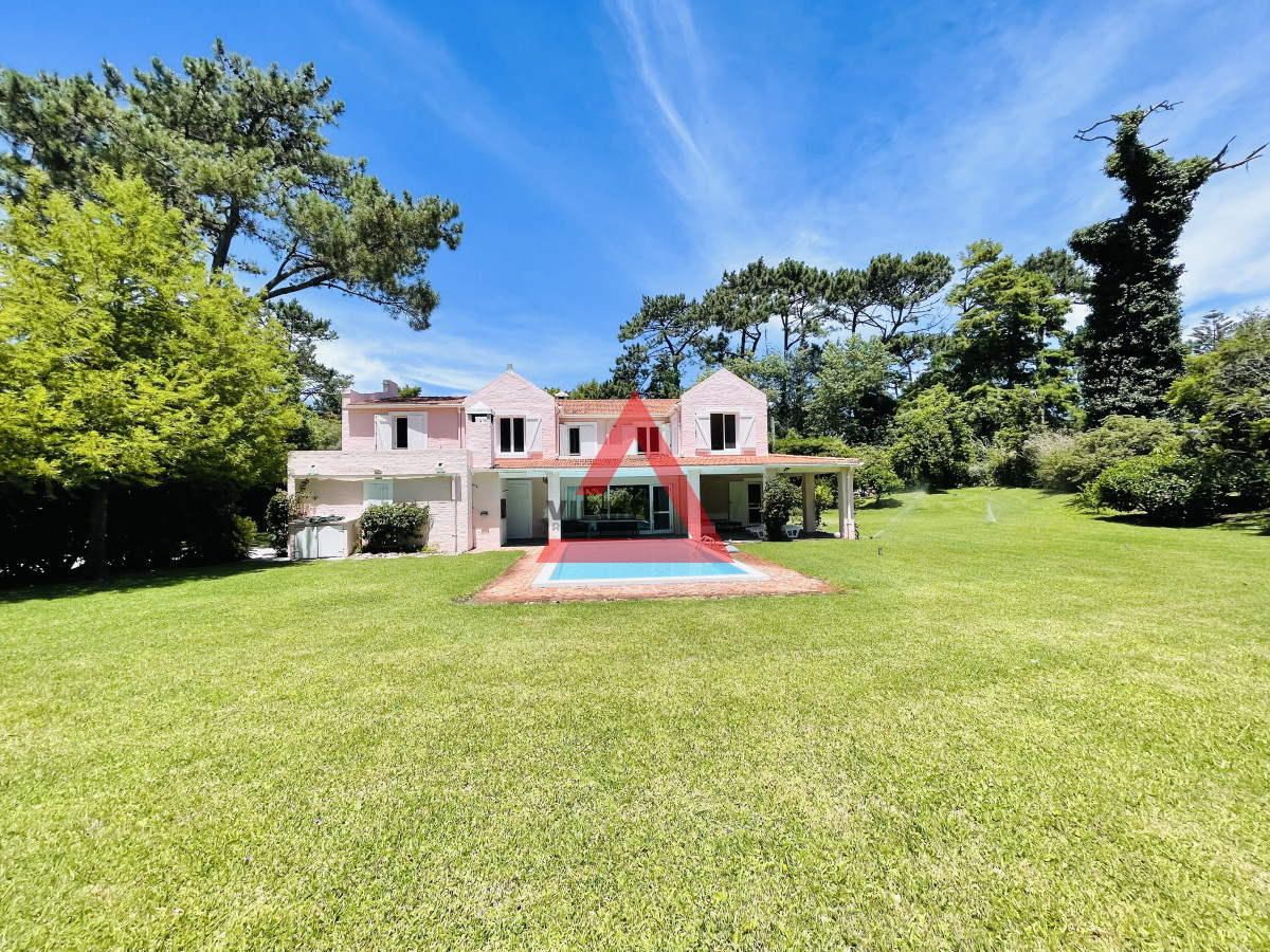 Casa ID.182 - Excelente Casa de 4 Dormitorios en Playa Brava, Punta del Este