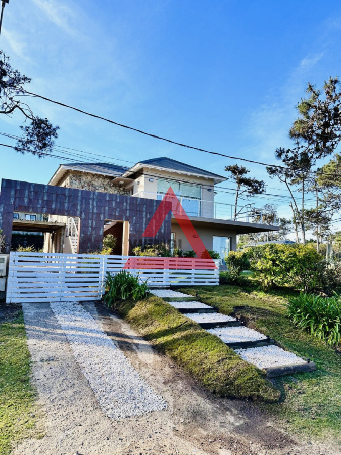 Casa ID.25 - Excelente Casa de 6 Dormitorios y Piscina en Montoya, La Barra