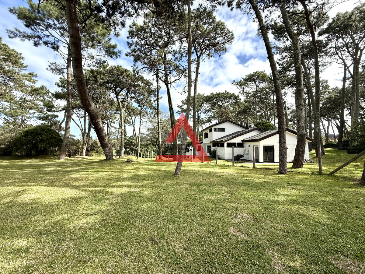 Casa ID.185 - Casa en alquiler de temporada con 4 suites más dependencia en 4500 m2 piscina y parrillero 