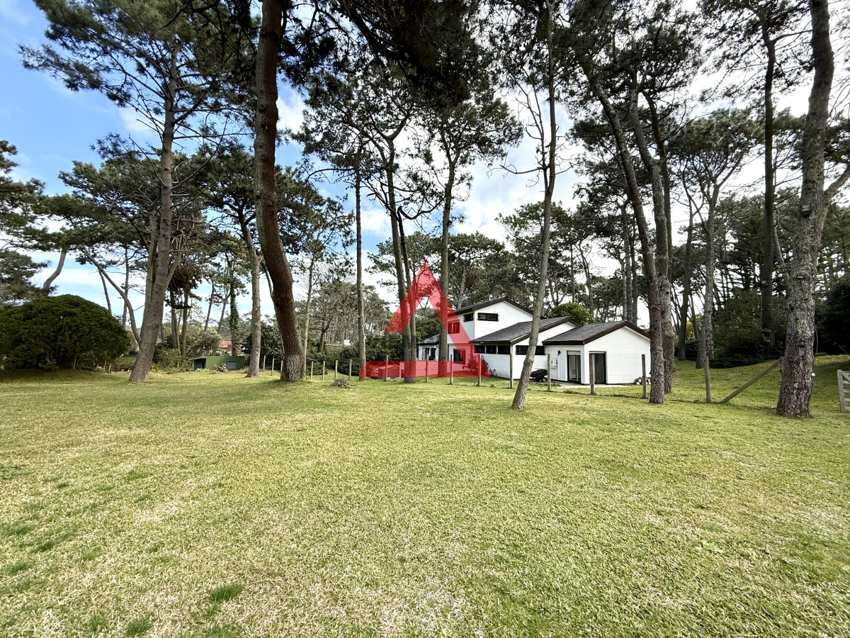 Casa ID.185 - Casa en alquiler de temporada con 4 suites más dependencia en 4500 m2 piscina y parrillero 