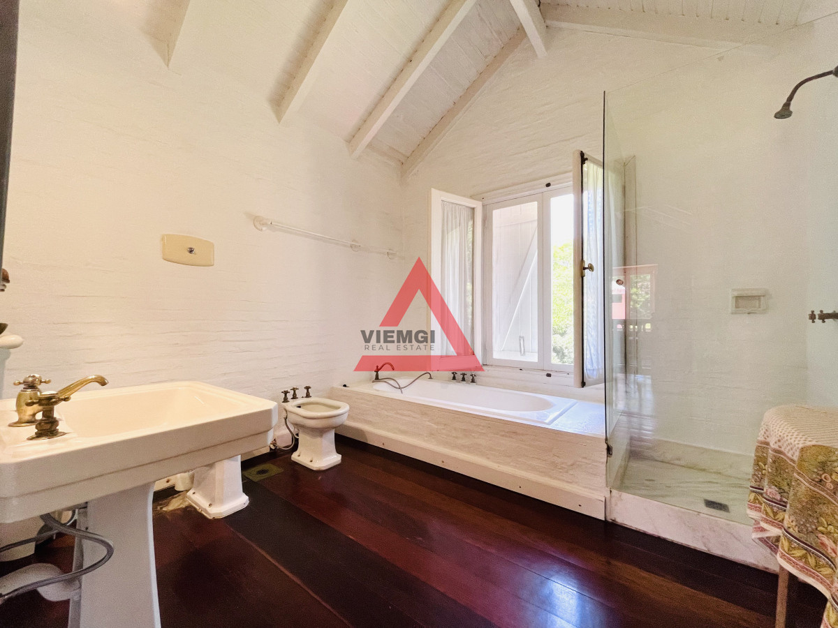 Casa ID.182 - Excelente Casa de 4 Dormitorios en Playa Brava, Punta del Este