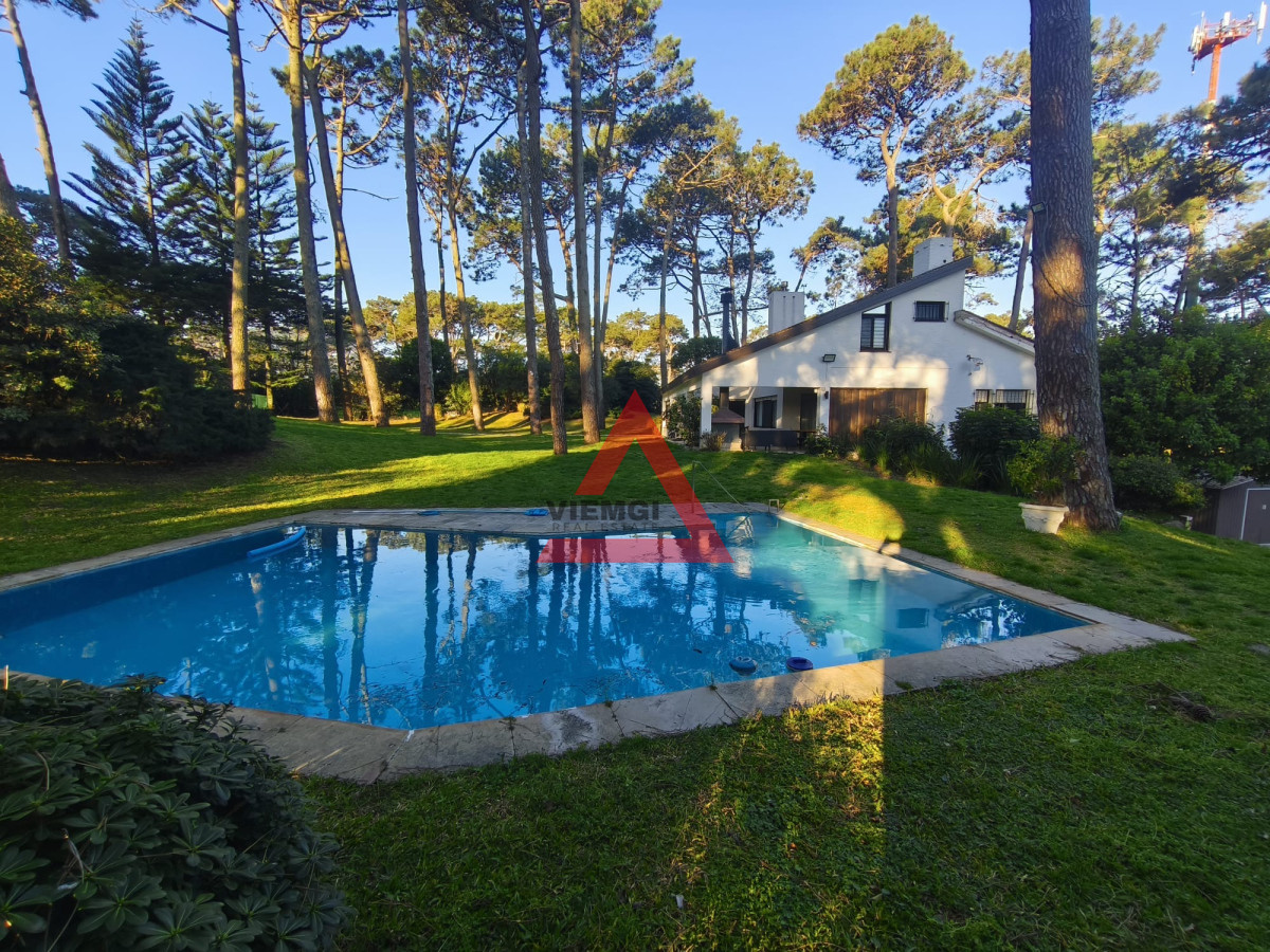 Casa ID.185 - Casa en alquiler de temporada con 4 suites más dependencia en 4500 m2 piscina y parrillero 