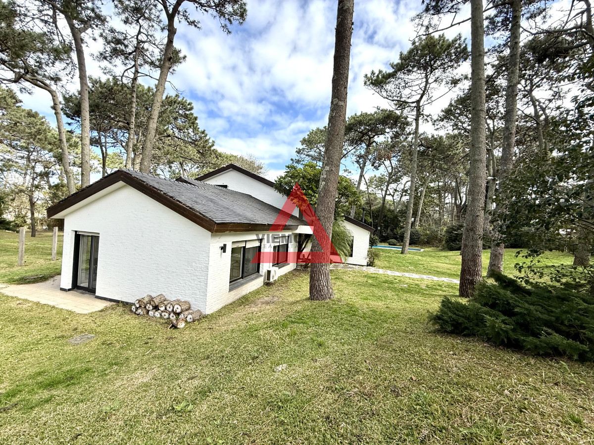Casa ID.185 - Casa en alquiler de temporada con 4 suites más dependencia en 4500 m2 piscina y parrillero 